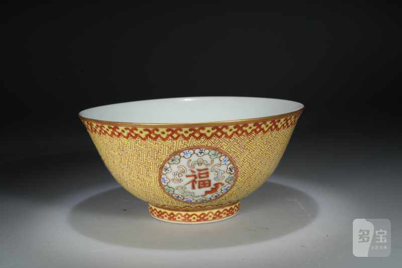 清同治 粉彩锦地开光花卉纹碗 - 图6
